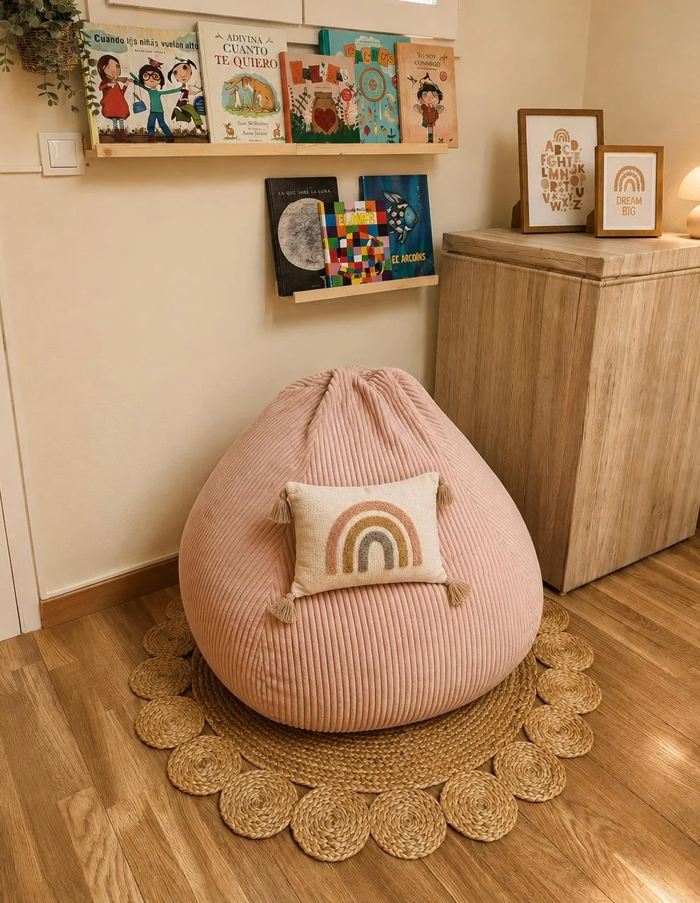 Rincón de lectura con asiento y libros